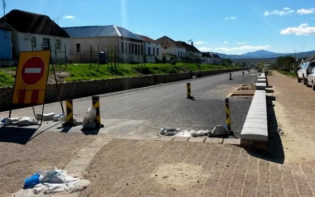 Blokkiesplaveisel en teerwerke in Elim